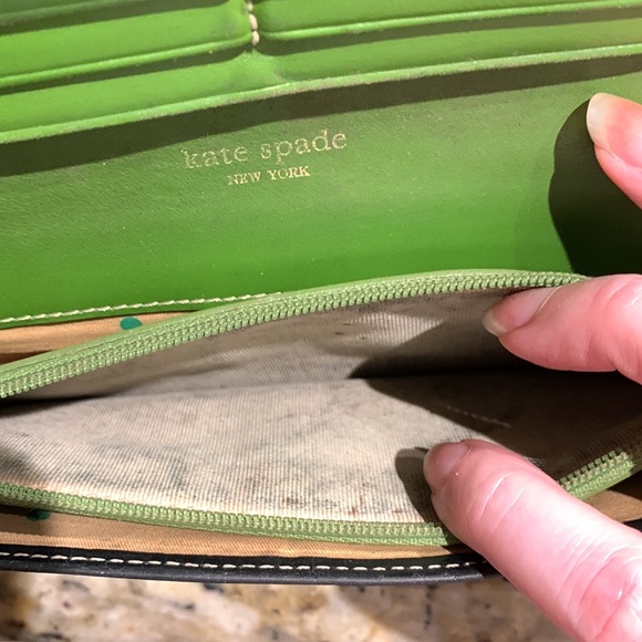 Kate spade black leather wallet with green interior 1 zip pouch 3 pockets - Picture 11 of 13